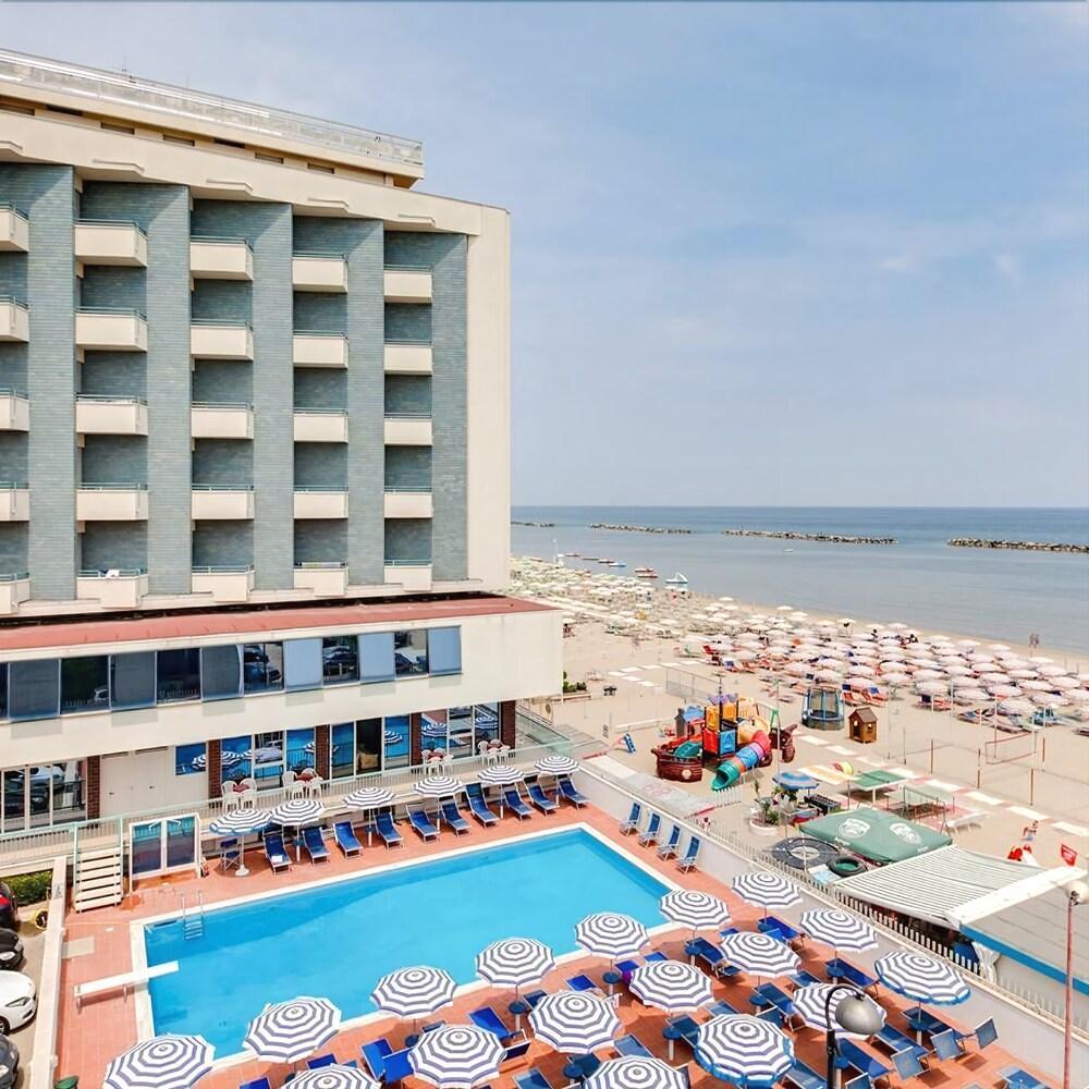 Hotel Majestic Bellaria-Igea Marina Exterior foto